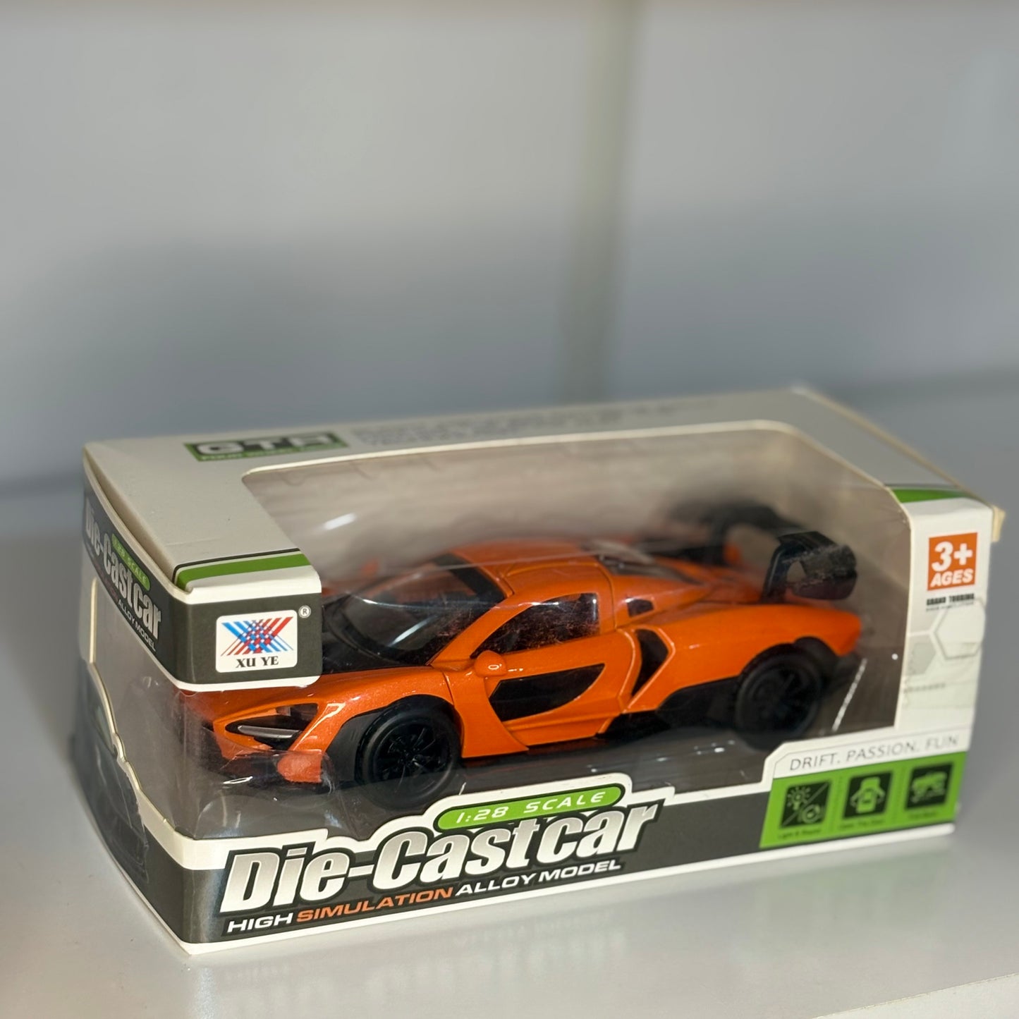 Auto Deportivo Die-Cast Escala 1:32 – Carro de Juguete de Aleación con Diseño Realista