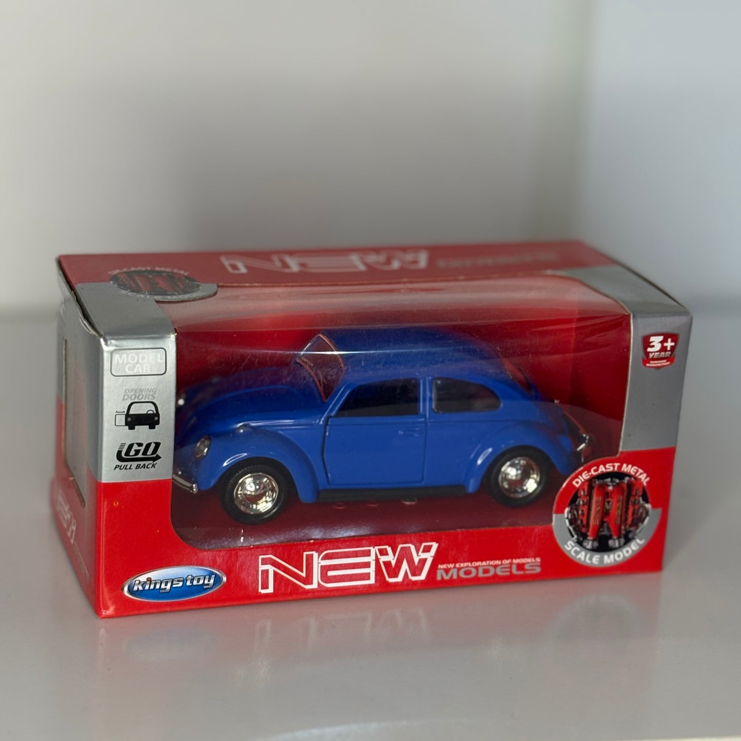 Auto Clásico Die-Cast modelo Volkswagen Beetle (Escarabajo), con Puertas Abatibles y Sistema Pull Back – Carro de Colección de la marca Kings Toy, Escala 1:36