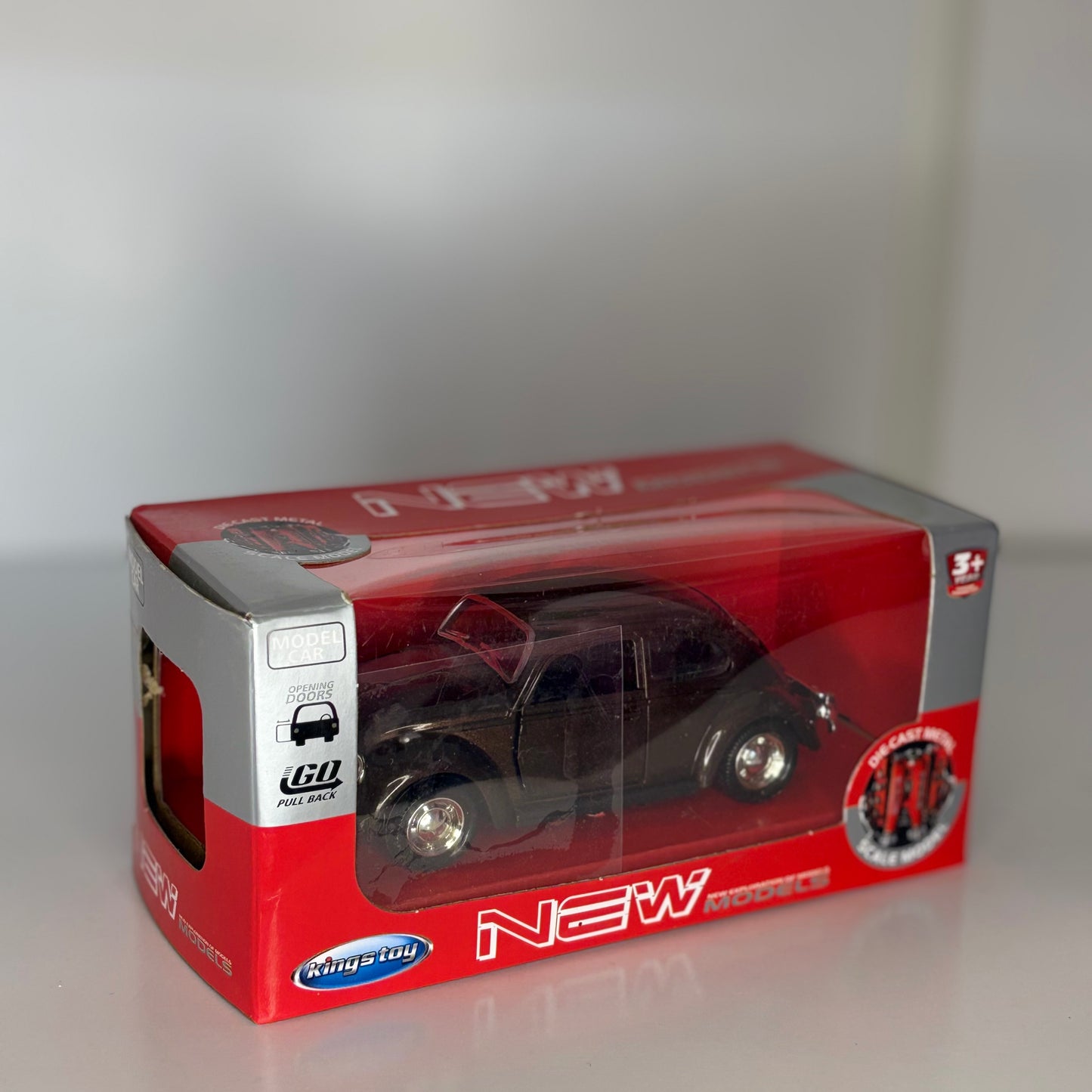 Auto Clásico Die-Cast modelo Volkswagen Beetle (Escarabajo), con Puertas Abatibles y Sistema Pull Back – Carro de Colección de la marca Kings Toy, Escala 1:36