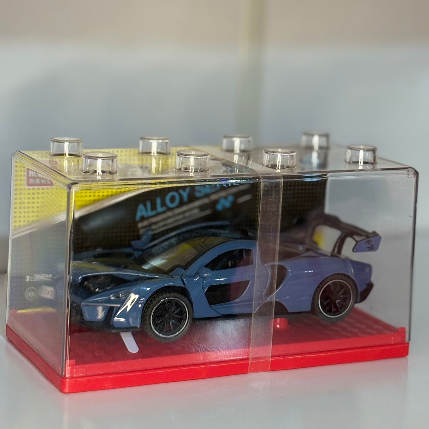 Auto Deportivo  modelo a escala del McLaren Senna Die-Cast Escala 1:32 con Alerón – Carro de Colección con Caja Display, con luz y sonido