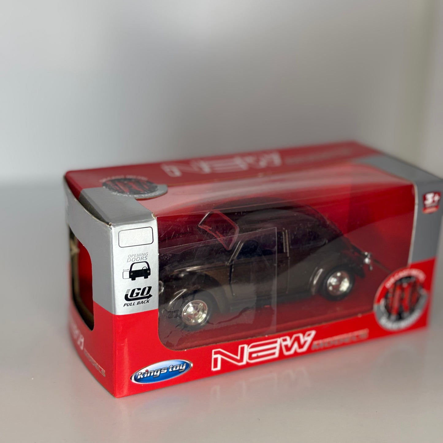Auto Clásico Die-Cast modelo Volkswagen Beetle (Escarabajo), con Puertas Abatibles y Sistema Pull Back – Carro de Colección de la marca Kings Toy, Escala 1:36