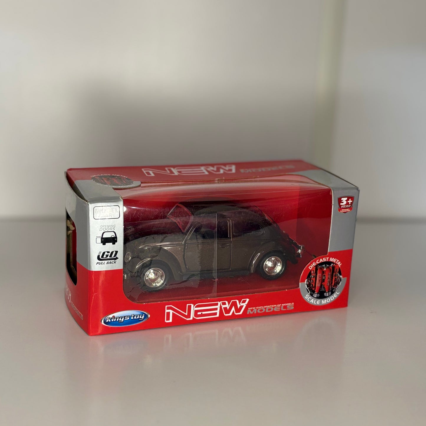 Auto Clásico Die-Cast modelo Volkswagen Beetle (Escarabajo), con Puertas Abatibles y Sistema Pull Back – Carro de Colección de la marca Kings Toy, Escala 1:36