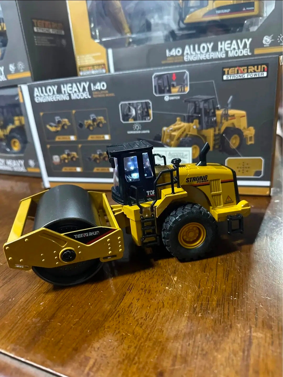 Rodillo Compactador de Construcción a Escala 1:40 TENRUN con Luces y Sonido Maquinaria Pesada.